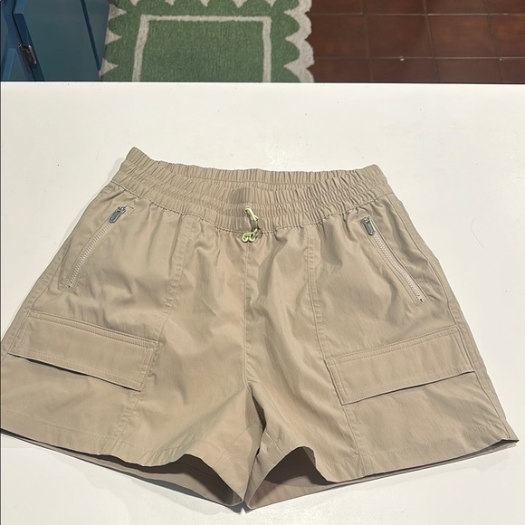 Athleta CASCADE CARGO POPLIN SHORT - Picture 1 of 4